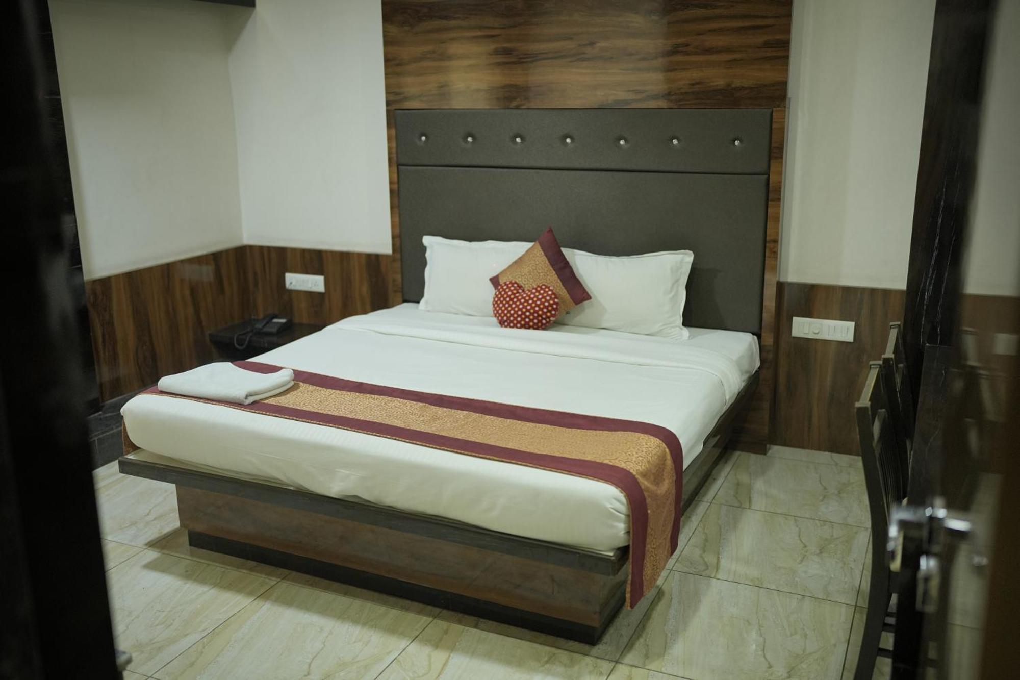 Atharva Hotel Гулбарга Екстериор снимка
