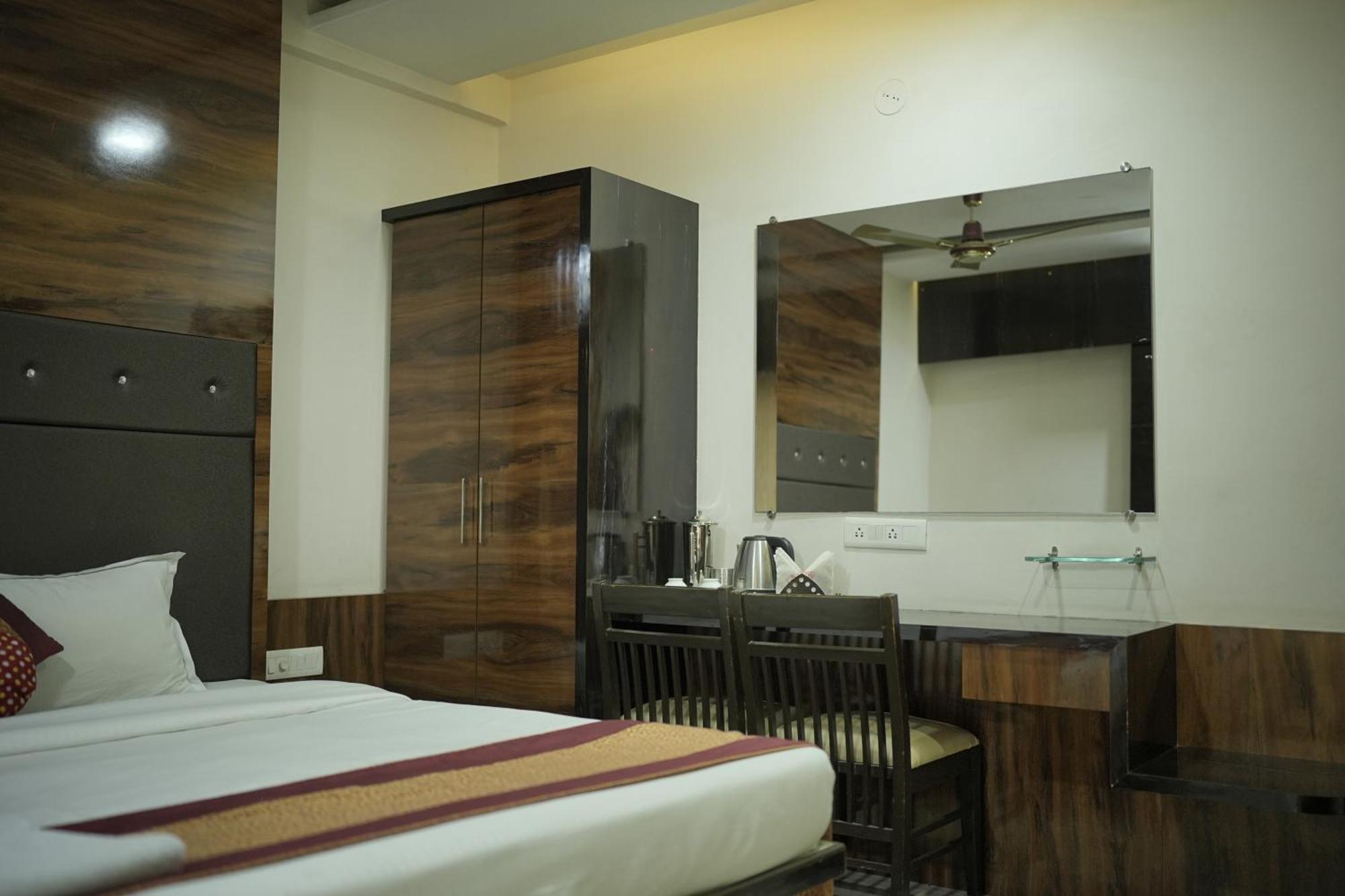 Atharva Hotel Гулбарга Екстериор снимка