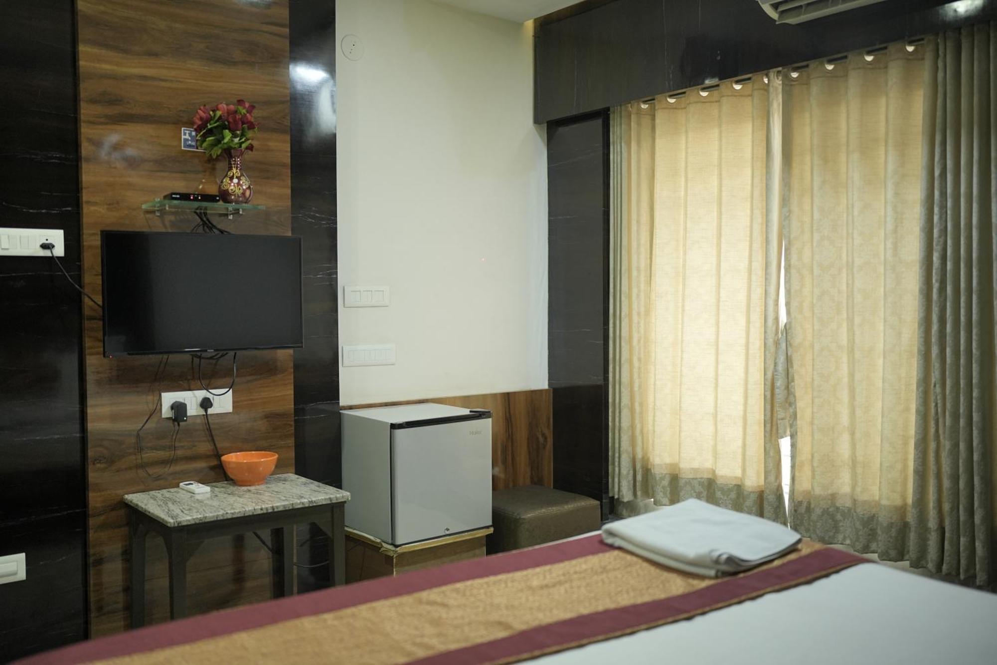 Atharva Hotel Гулбарга Екстериор снимка